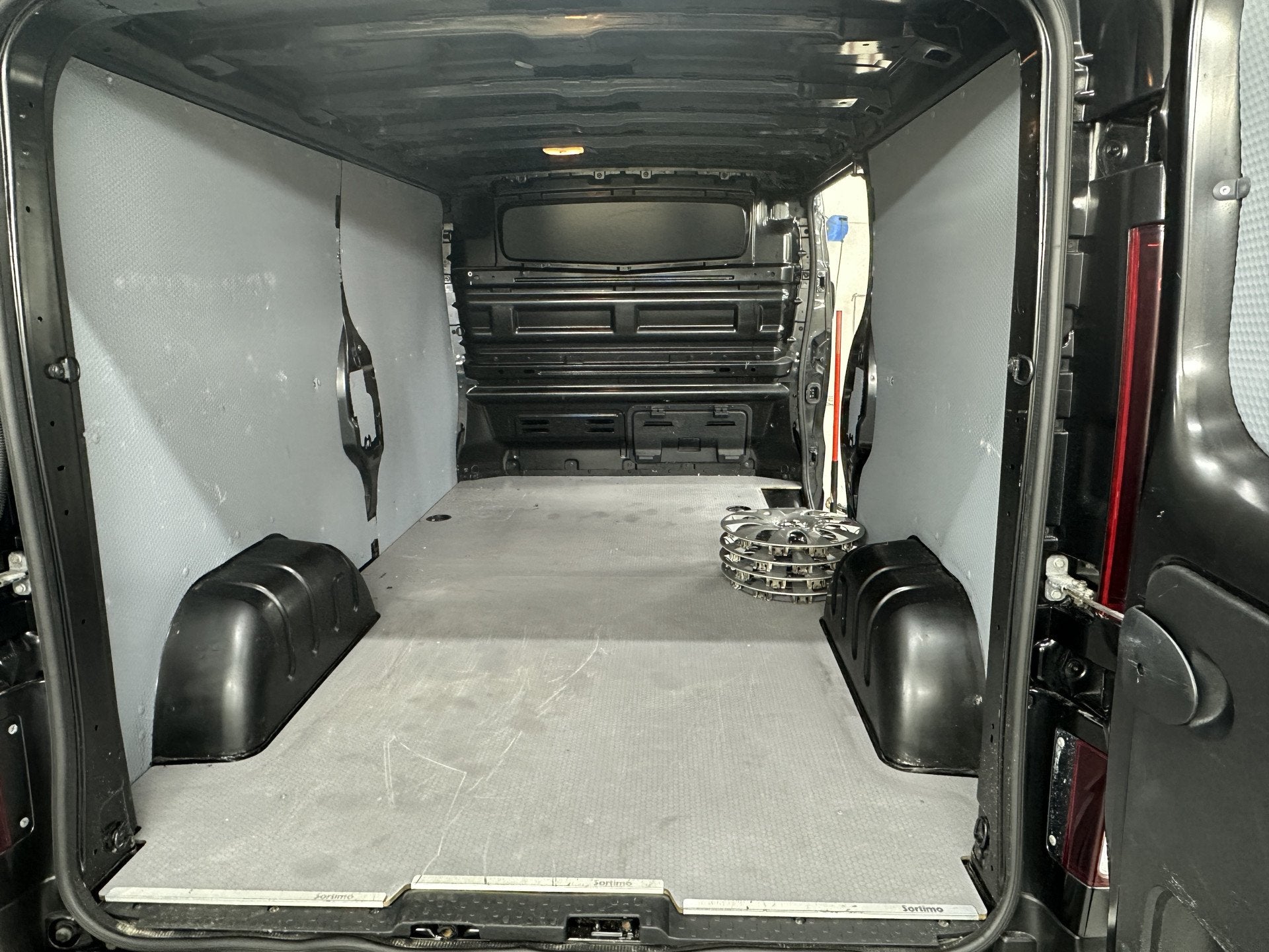 Foto 6 van Nissan NV300 1.6dCi 125PK Lang Black Edition / Cruisecontrol