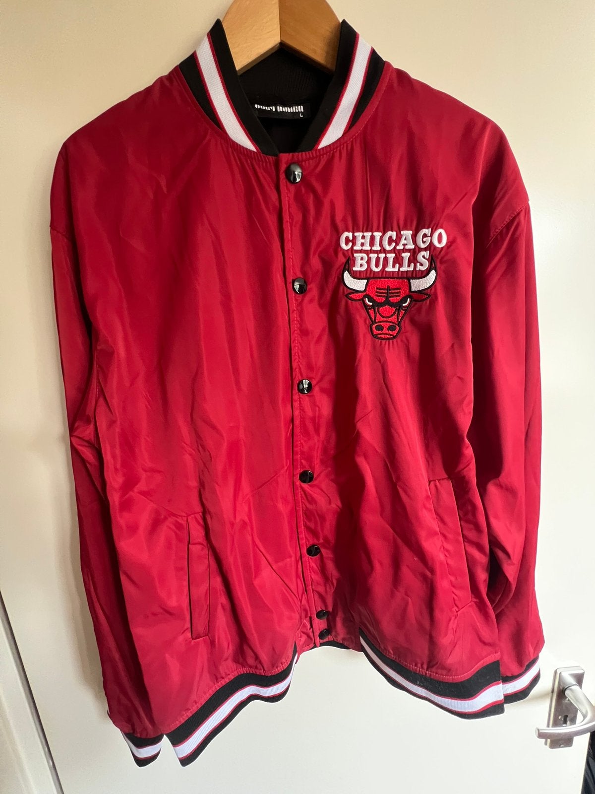 Chicago bulls jas, Ophalen of Verzenden, Zo goed als nieuw, Maat 52/54 (L), Rood