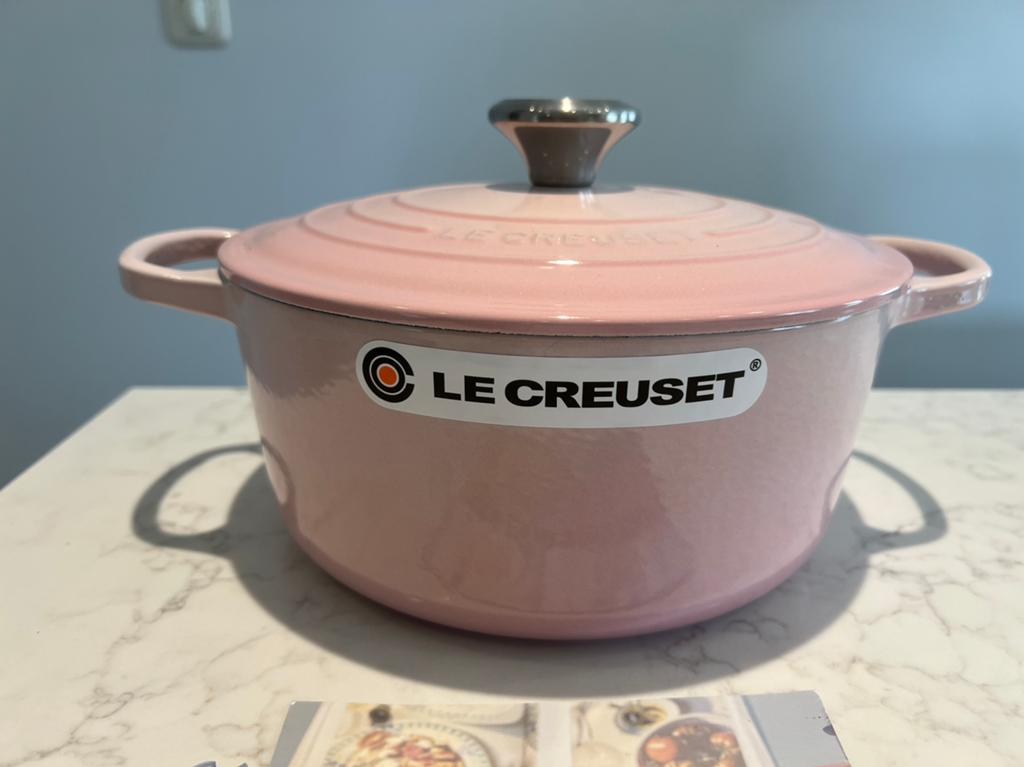 Nieuwe Le Creuset braadpan Shell Pink 24 cm, Gietijzer, Nieuw, Ophalen of Verzenden, Keramische plaat