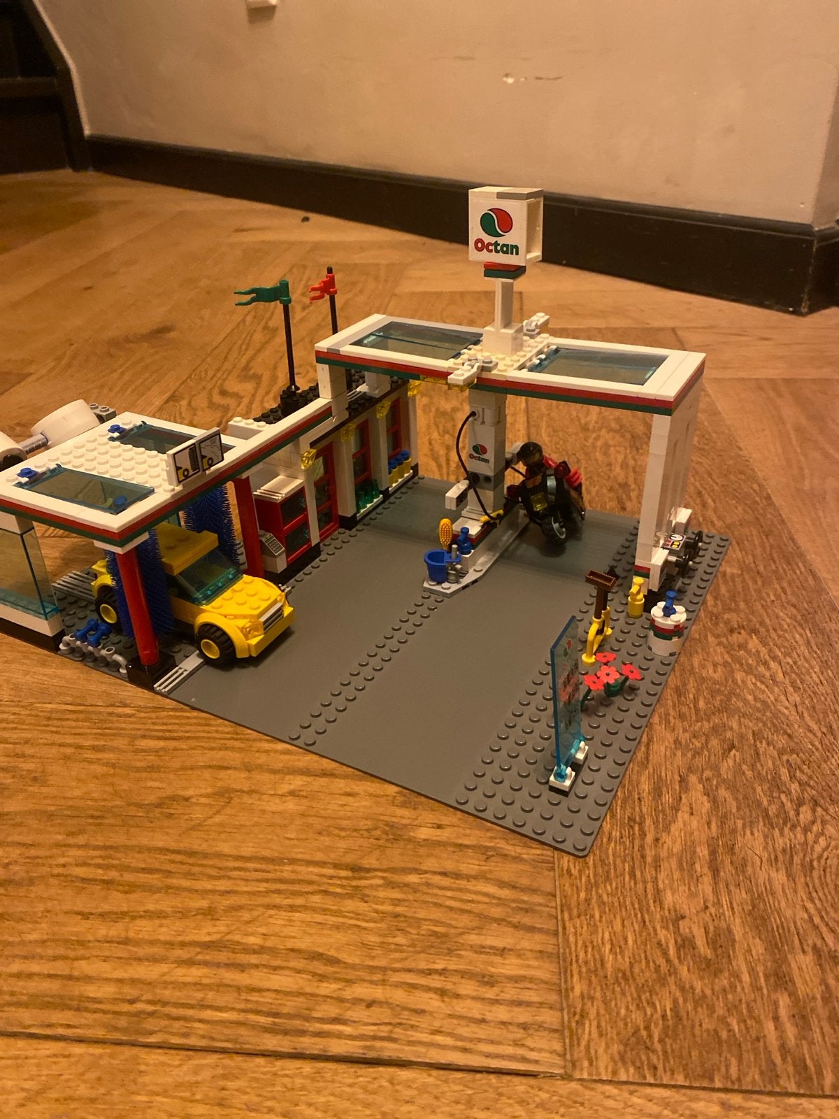 Lego City Tankstation 7993 met auto en motor, Ophalen, Gebruikt