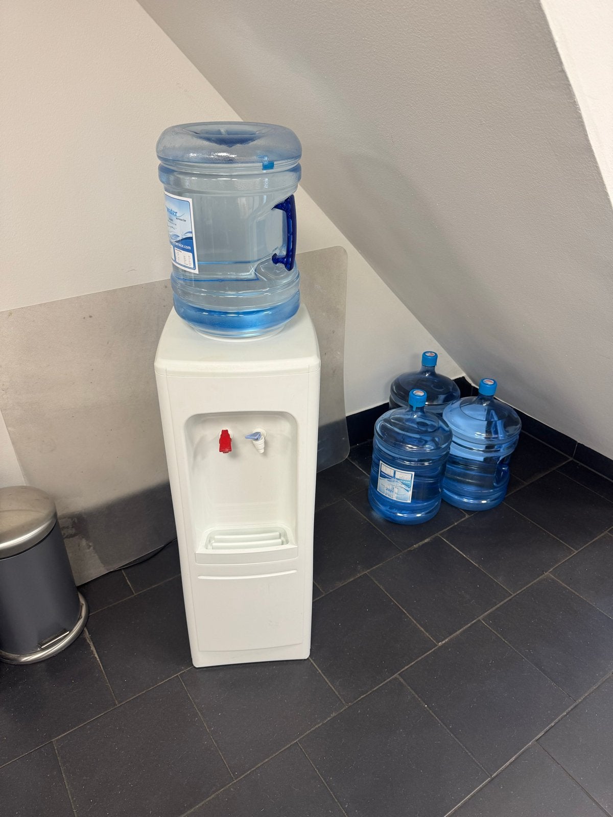 Waterkoeler met flessen - Koud en kamertemperatuur water, Witgoed en Apparatuur, Ophalen of Verzenden, Gebruikt