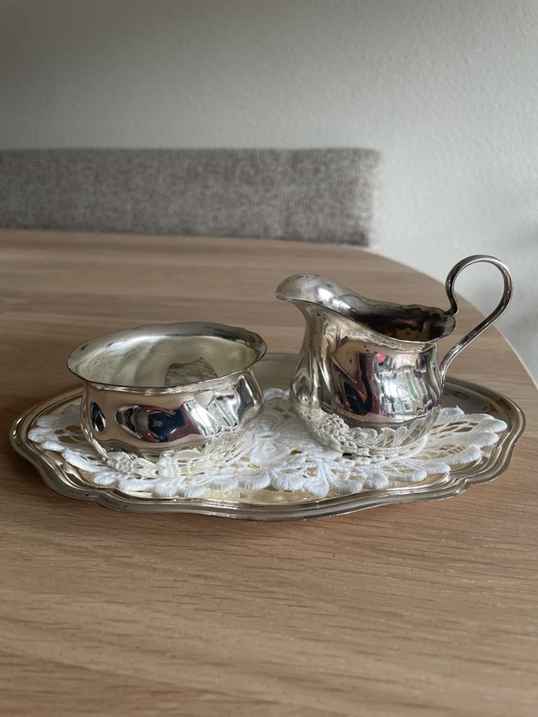 Melkkan en suikerpot op schaaltje, Antiek en Kunst, Curiosa en Brocante, Ophalen of Verzenden