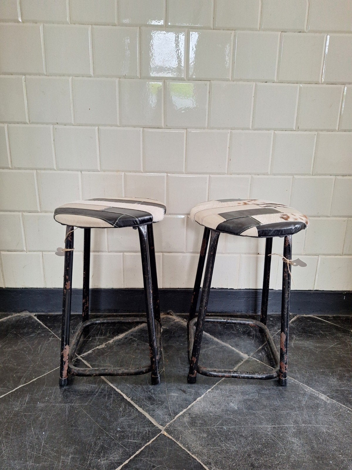 Ronde vintage kruk, zwart staal, patchwork lederen bekle, Gebruikt, Vintage, Ophalen of Verzenden, Nvt