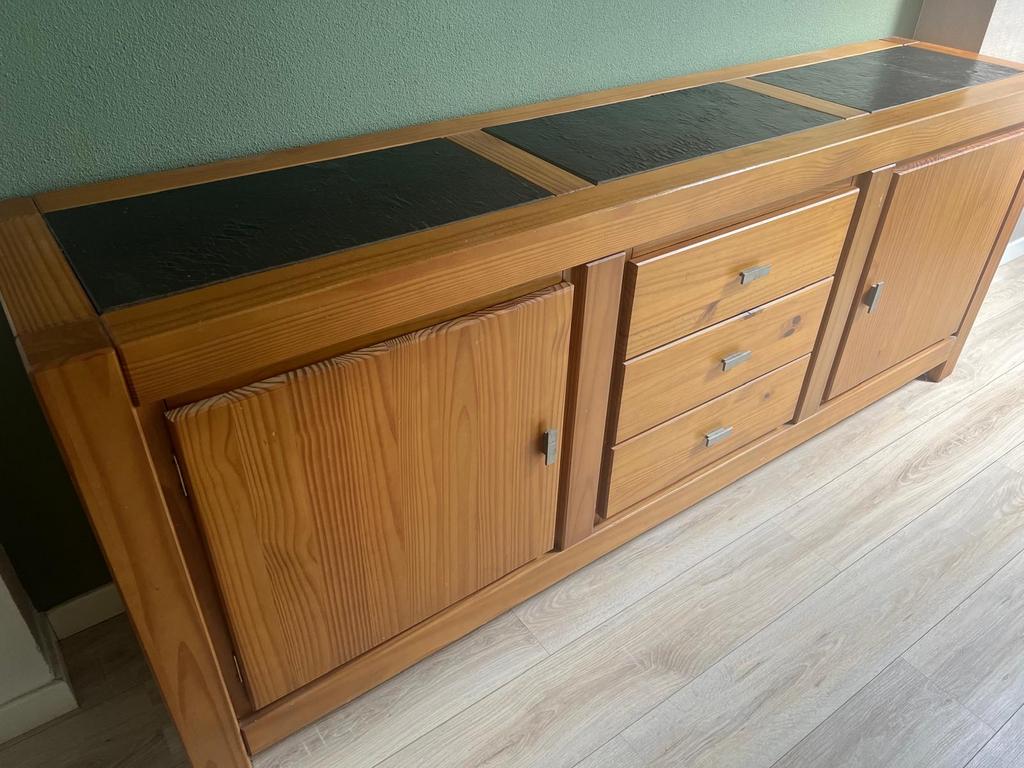 Grenen dressoir met leistenen blad en veel opbergruimte., Ophalen, Gebruikt, 200 cm of meer, Met lade(s)