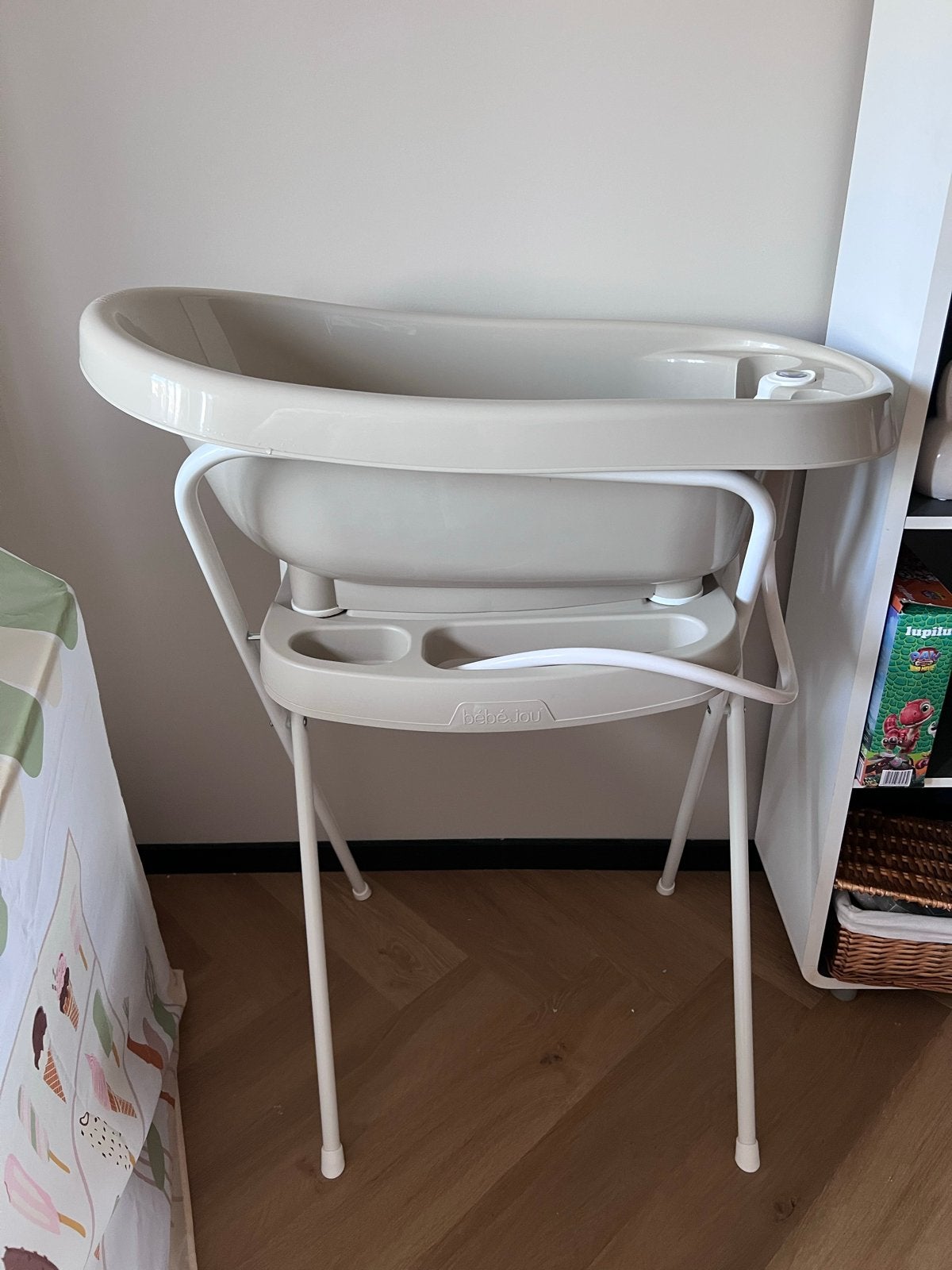 Bébé-jou babybadje met standaard en afvoerslang, Kinderen en Baby's, Ophalen, Zo goed als nieuw, Badje, Bébé-jou