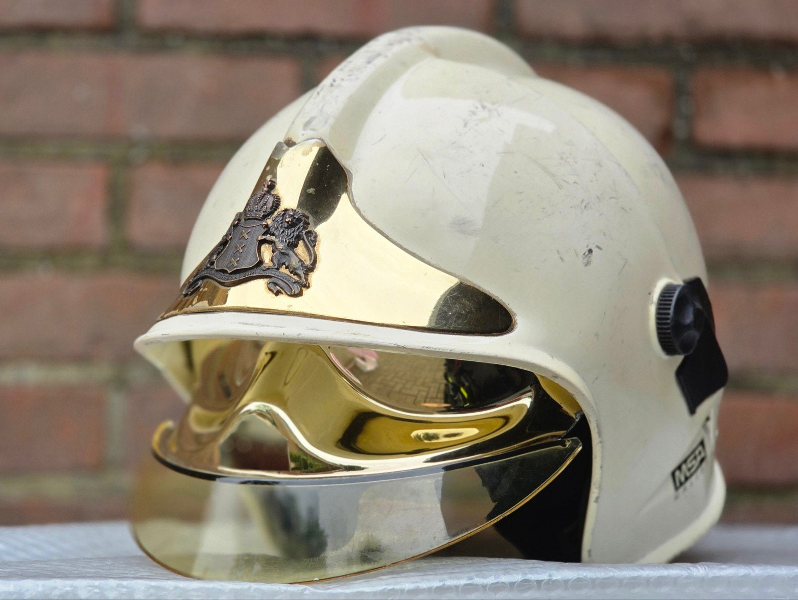brandweerhelm brandweer MSA F1 korps Amsterdam, Verzamelen, Ophalen of Verzenden, Landmacht, Nederland, Embleem of Badge