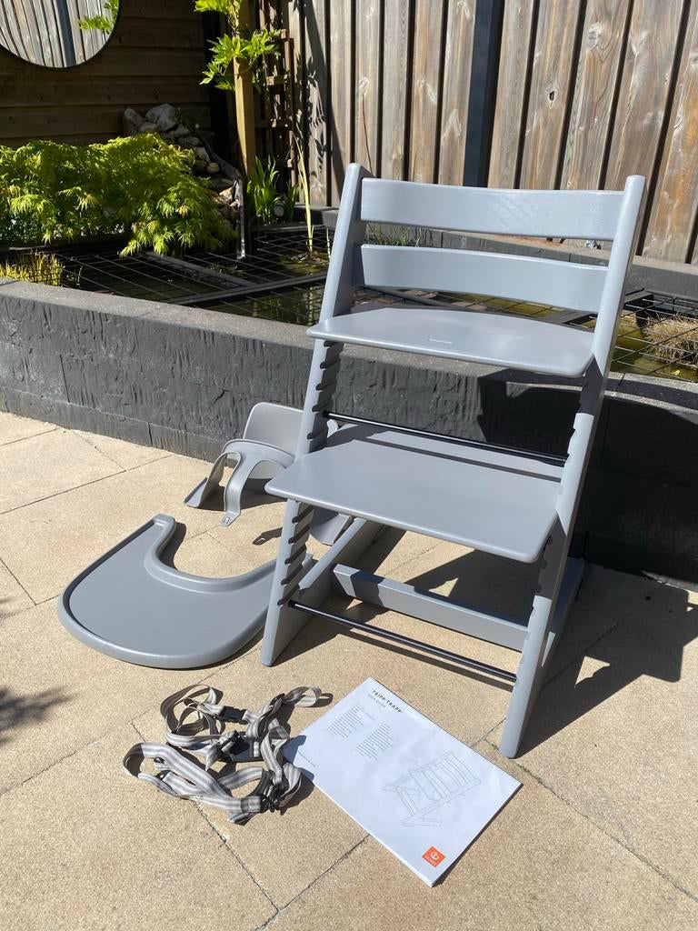 Stokke Tripp Trapp kinderstoel met accessoires, Kinderen en Baby's, Kinderstoelen, Zo goed als nieuw, Meegroeistoel, Afneembaar eetblad