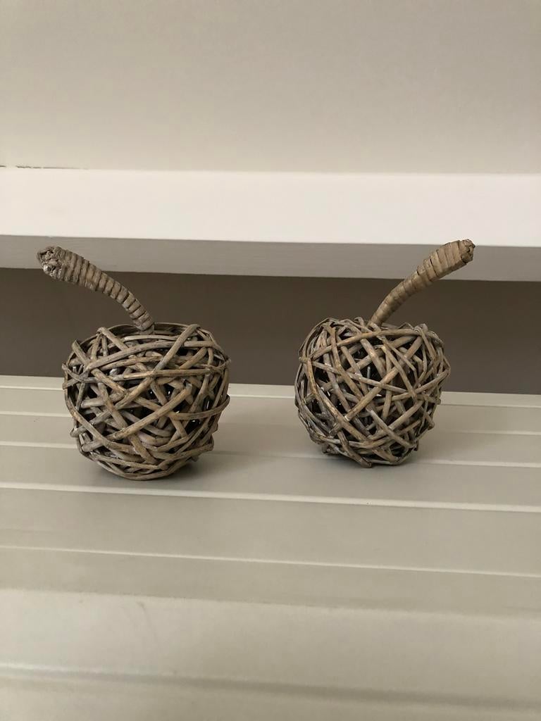 2 decoratie appels riet rotan kleur vergrijsd nieuwstaat!!, Ophalen of Verzenden, Zo goed als nieuw, Overige materialen, Landelijk