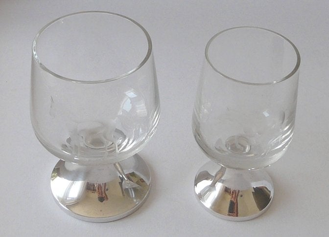 2 zilveren borrelglaasjes met gravure paard, Ophalen, Zilver