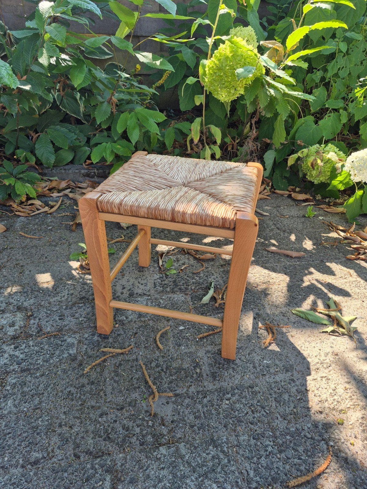 Vintage biezen kruk. Mattenbiezen plantentafel., Ophalen