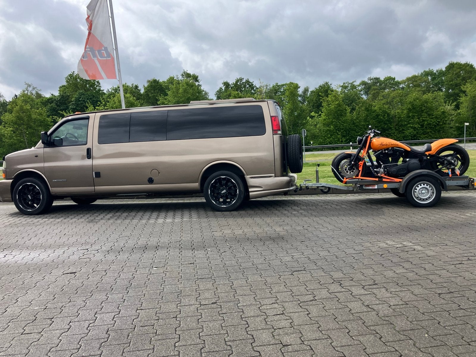 GMC Savana Campervan - Klaar voor avontuur!, Reservewiel, Tot en met 2, Particulier, Koelkast