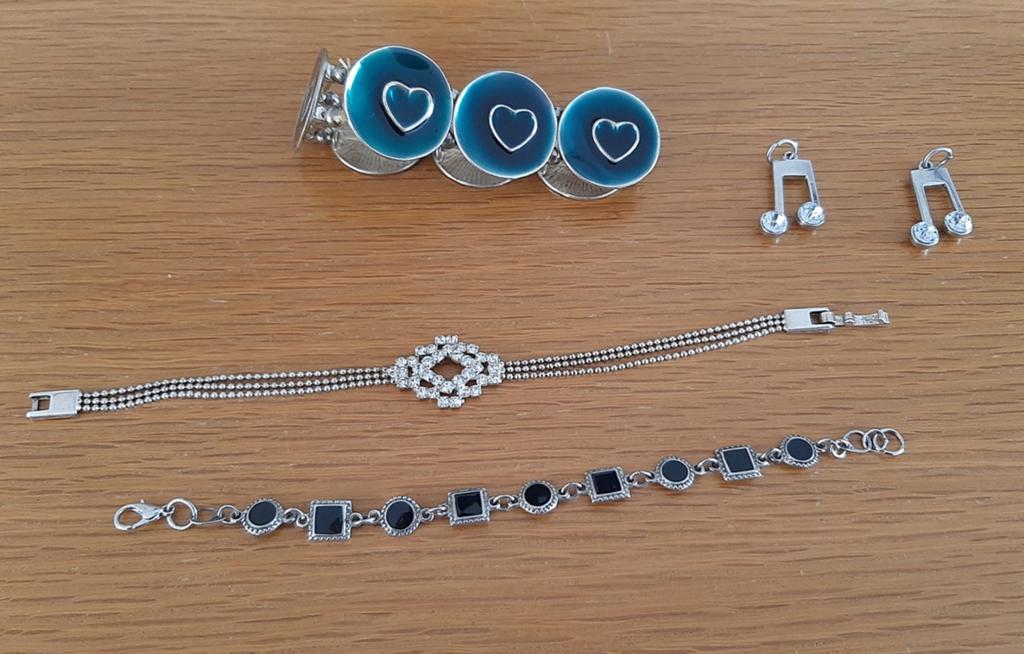Zilverkleurige armbanden & muziek hangers met koord €3,- p.s, Ophalen of Verzenden, Gebruikt, Zilver, Overige materialen