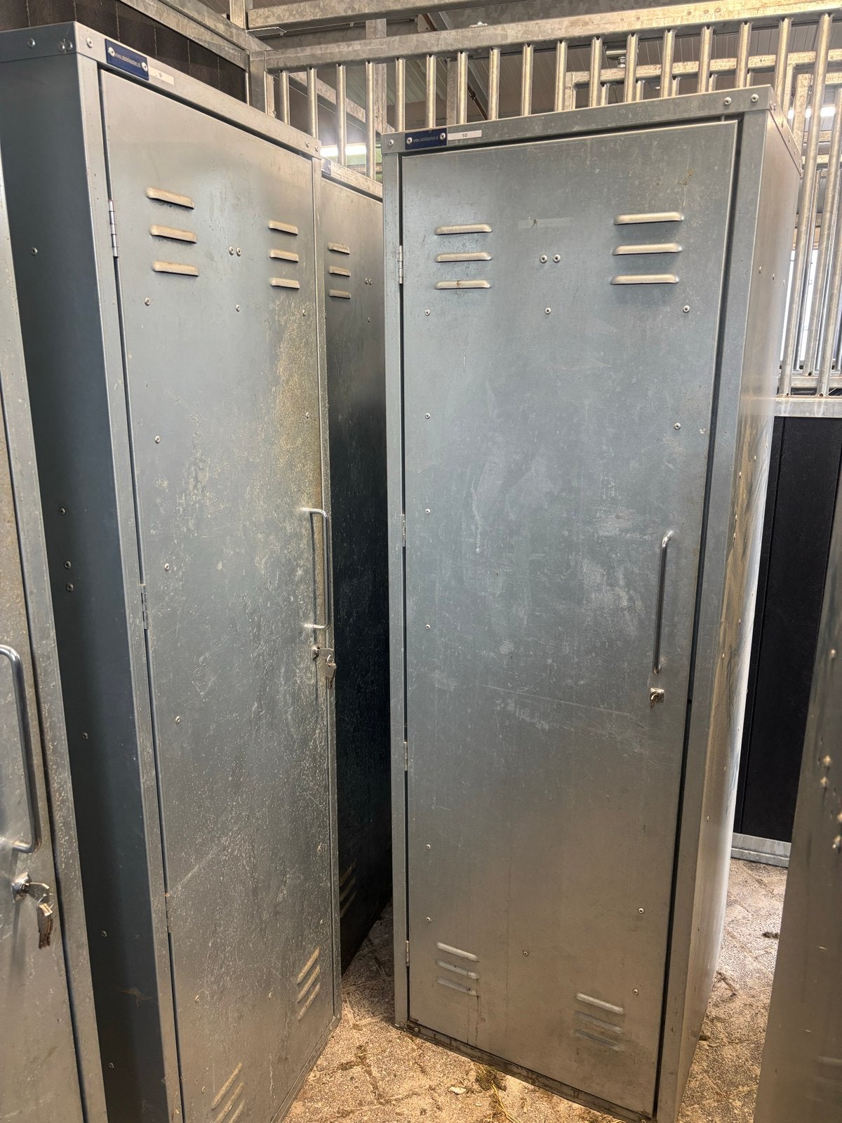 11 grote metalen zadelkasten 180 hoog, Ophalen, Gebruikt