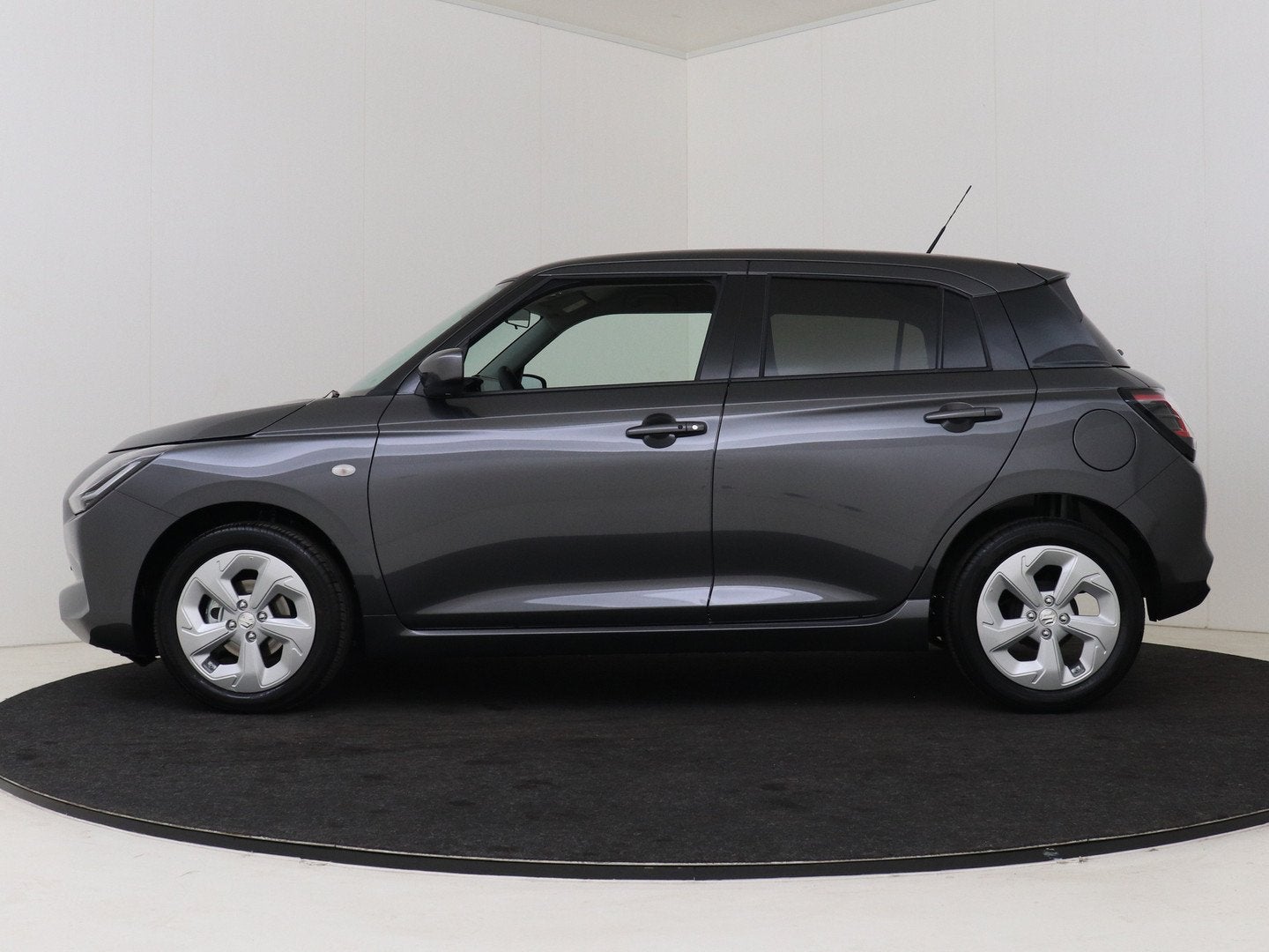 Suzuki Swift 1.2 Select Smart Hybrid | 16" Velgen | Stoelver, Voorwielaandrijving, 12 maanden, Stof, Zwart