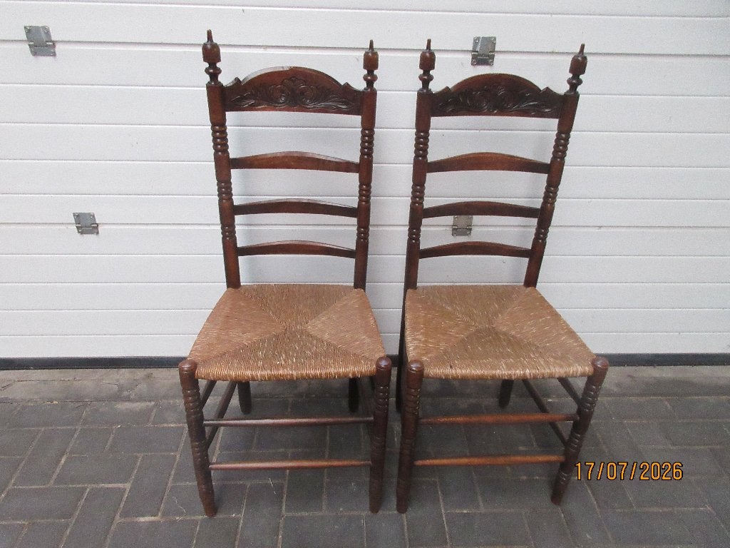 2 nette eetkamerstoelen hout met riet en houtsnijwerk, Ophalen, Gebruikt, Twee, Bruin