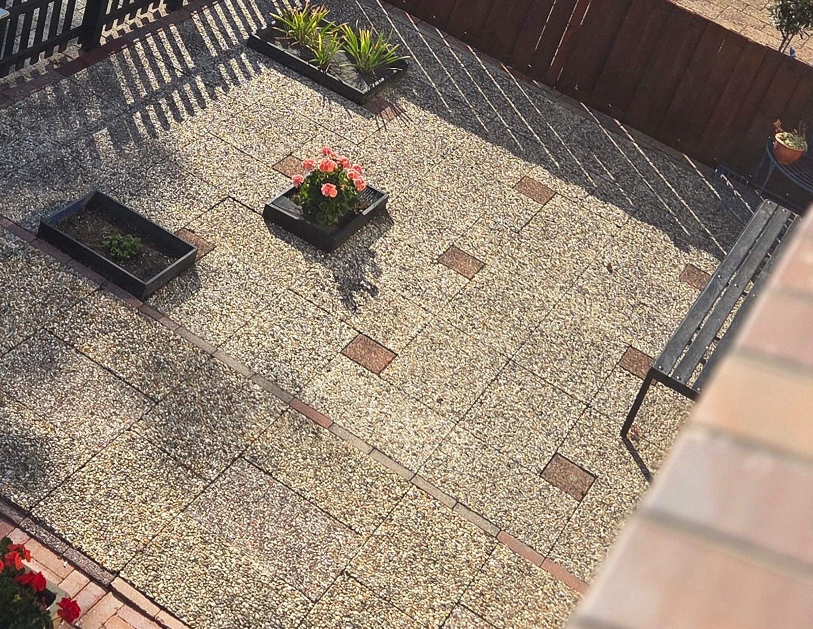 GRATIS!!! Gebruikte terrastegels met grind en bakstenen acc, Tuin en Terras, Tegels en Klinkers, Ophalen, Gebruikt, 10 m² of meer