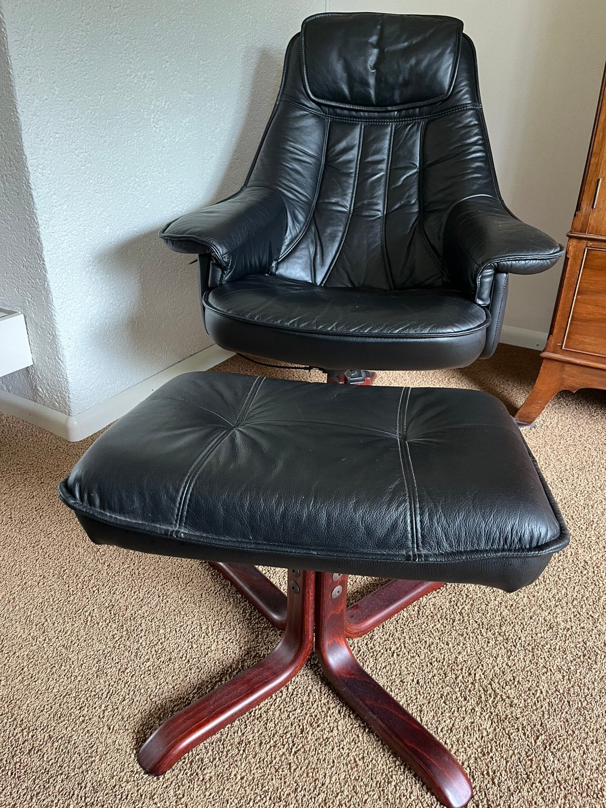 Leren fauteuil met voetenbankje kleur zwart met bruine voet, Huis en Inrichting, Fauteuils, Ophalen, Gebruikt, Minder dan 75 cm