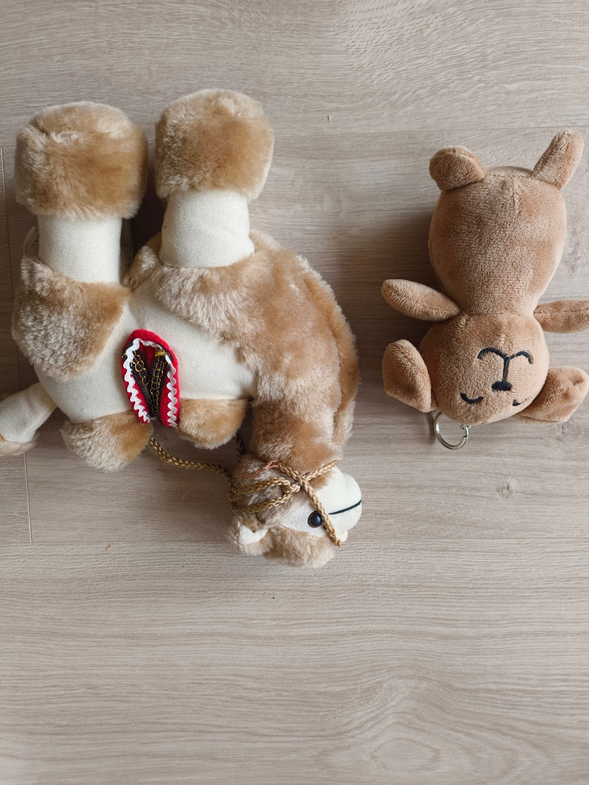 Twee knuffels: kameel en beertje - zo goed als nieuw, Ophalen, Overige typen, Zo goed als nieuw, Met kleding of accessoire