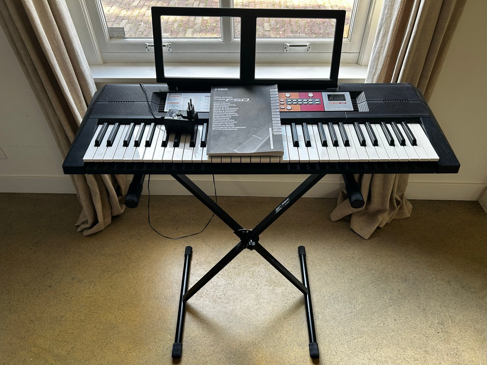 Yamaha PSR-F50 Keyboard met standaard en handleiding, Muziek en Instrumenten, 61 toetsen, Yamaha, Ophalen of Verzenden, Zo goed als nieuw
