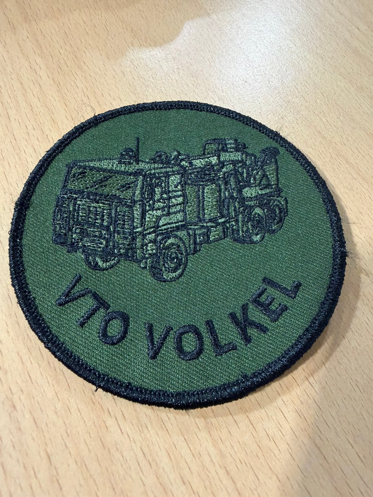 Mouwembleem KLU VTO Volkel met YBZ 3300, Ophalen of Verzenden, Landmacht, Nederland, Embleem of Badge