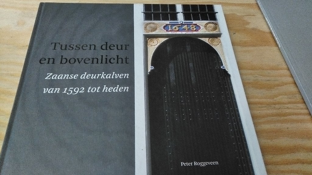 Tussen deur en bovenlicht Zaanse deurkalven vanaf 1592, Gelezen, Verzenden, Peter Roggeveen, Stijl of Stroming