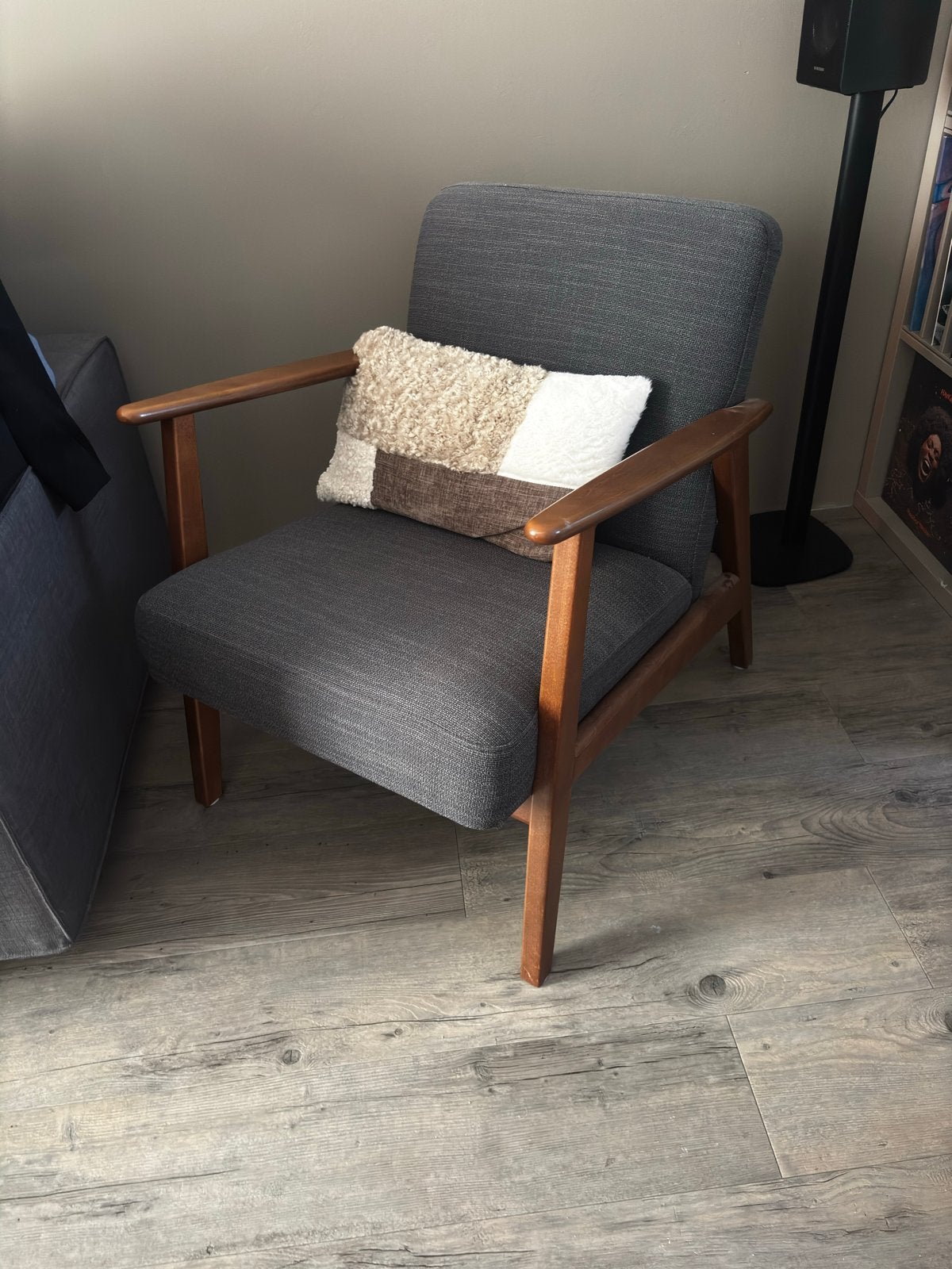 2 Stuks Comfortabele fauteuil met houten armleuningen, Huis en Inrichting, Ophalen, Gebruikt, 75 tot 100 cm, 50 tot 75 cm