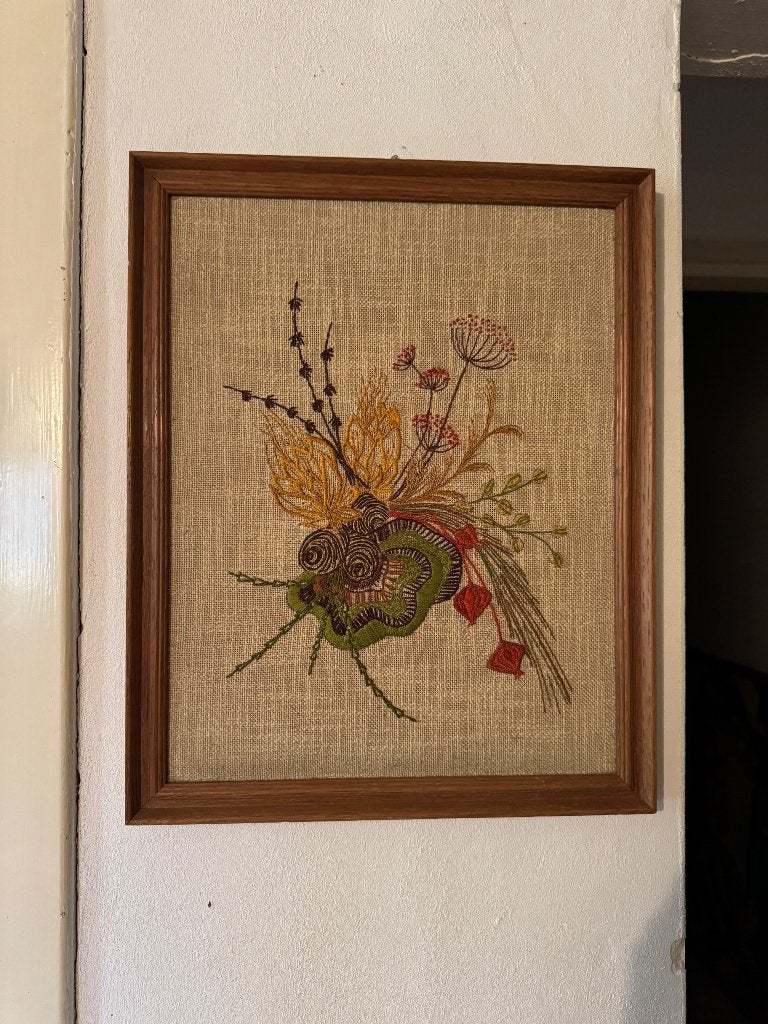 Vintage geborduurde wanddecoratie in houten lijst | ’70, Ophalen of Verzenden