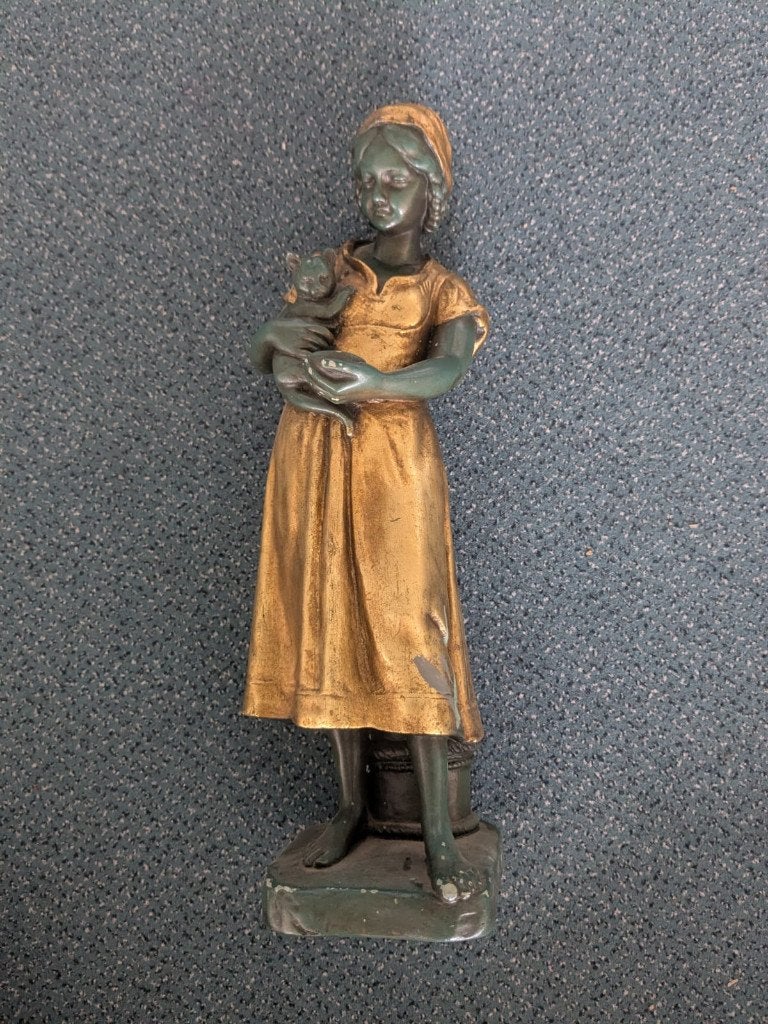 Art nouveau beeld meisje met kat – groen en goud, Antiek en Kunst, Ophalen of Verzenden, Beeld