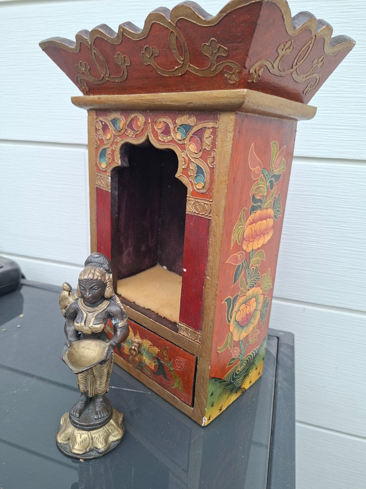 Antiek houten altaar met bronzen beeldje, Ophalen of Verzenden