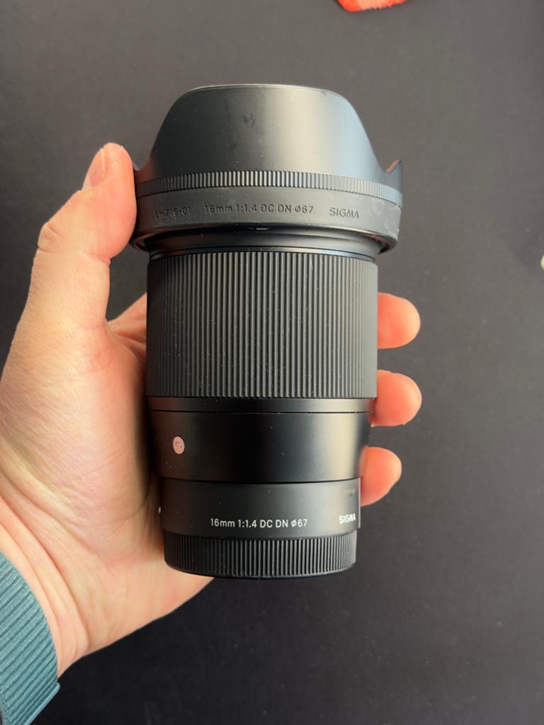 Sigma 16mm 1.4 DC DN Sony E-mount, Ophalen of Verzenden, Zo goed als nieuw, Groothoeklens