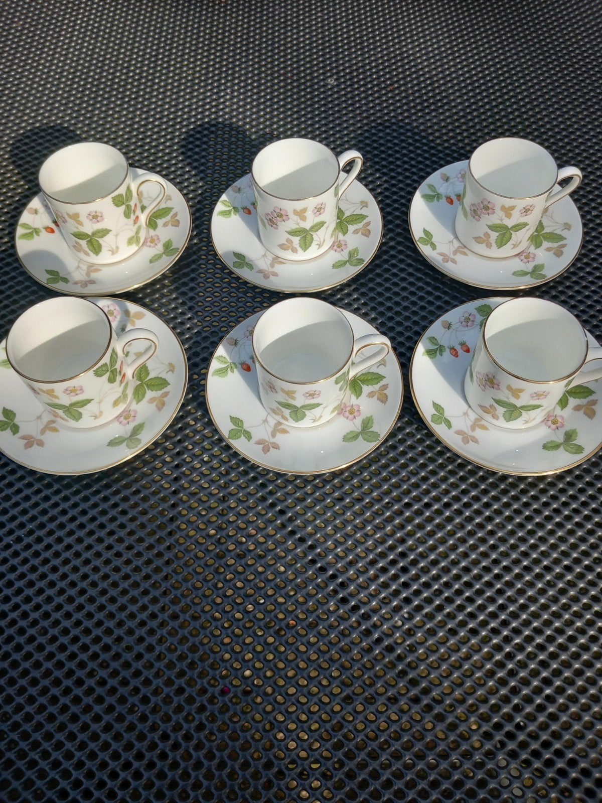 Wedgwood Wild Strawberry mokkakop en schotels, Antiek en Kunst, Antiek | Servies compleet, Ophalen of Verzenden