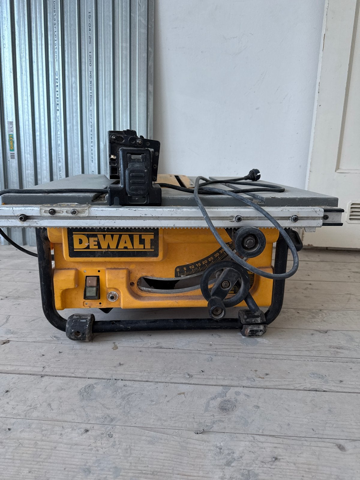 DeWalt DW745-QS Tafelzaag - Defect voor onderdelen/reparatie, Doe-het-zelf en Verbouw, Ophalen, Gebruikt, Cirkelzaag, 70 mm of meer