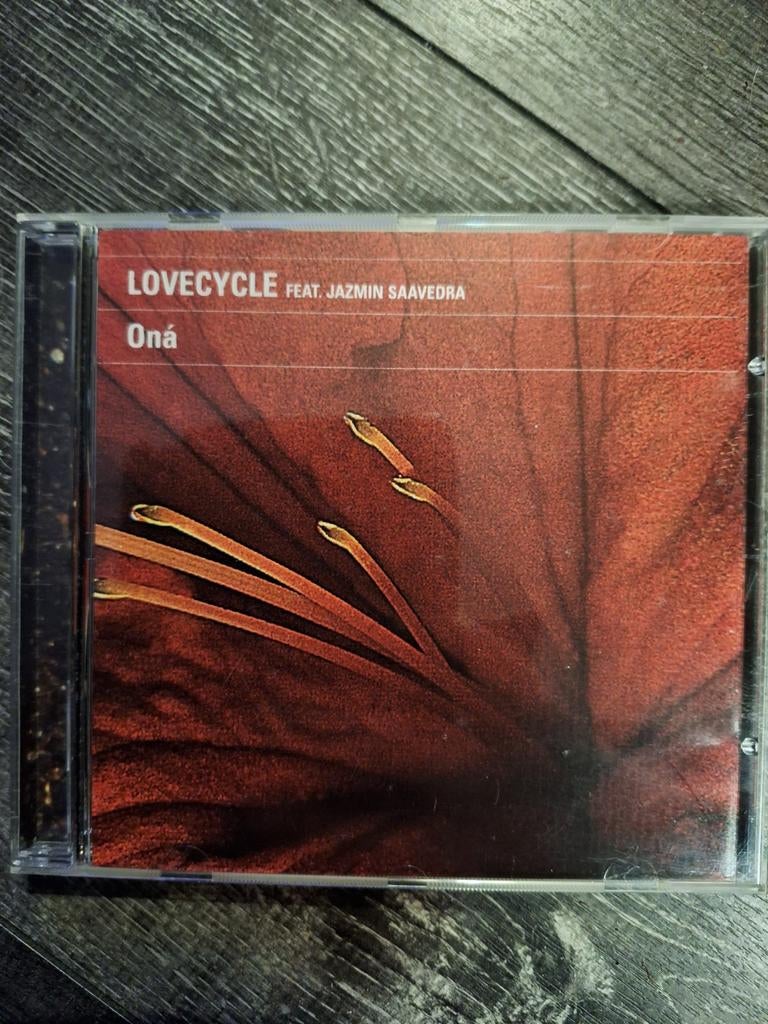 Lovecycle feat. Jazmin Saavedra - On&aacute; CD, Ophalen of Verzenden, Zo goed als nieuw