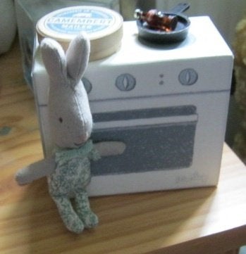 Maileg Keuken van karton met Maileg  pop -  pan en kaas, Verzamelen, Verzenden, Zo goed als nieuw, Poppenhuis