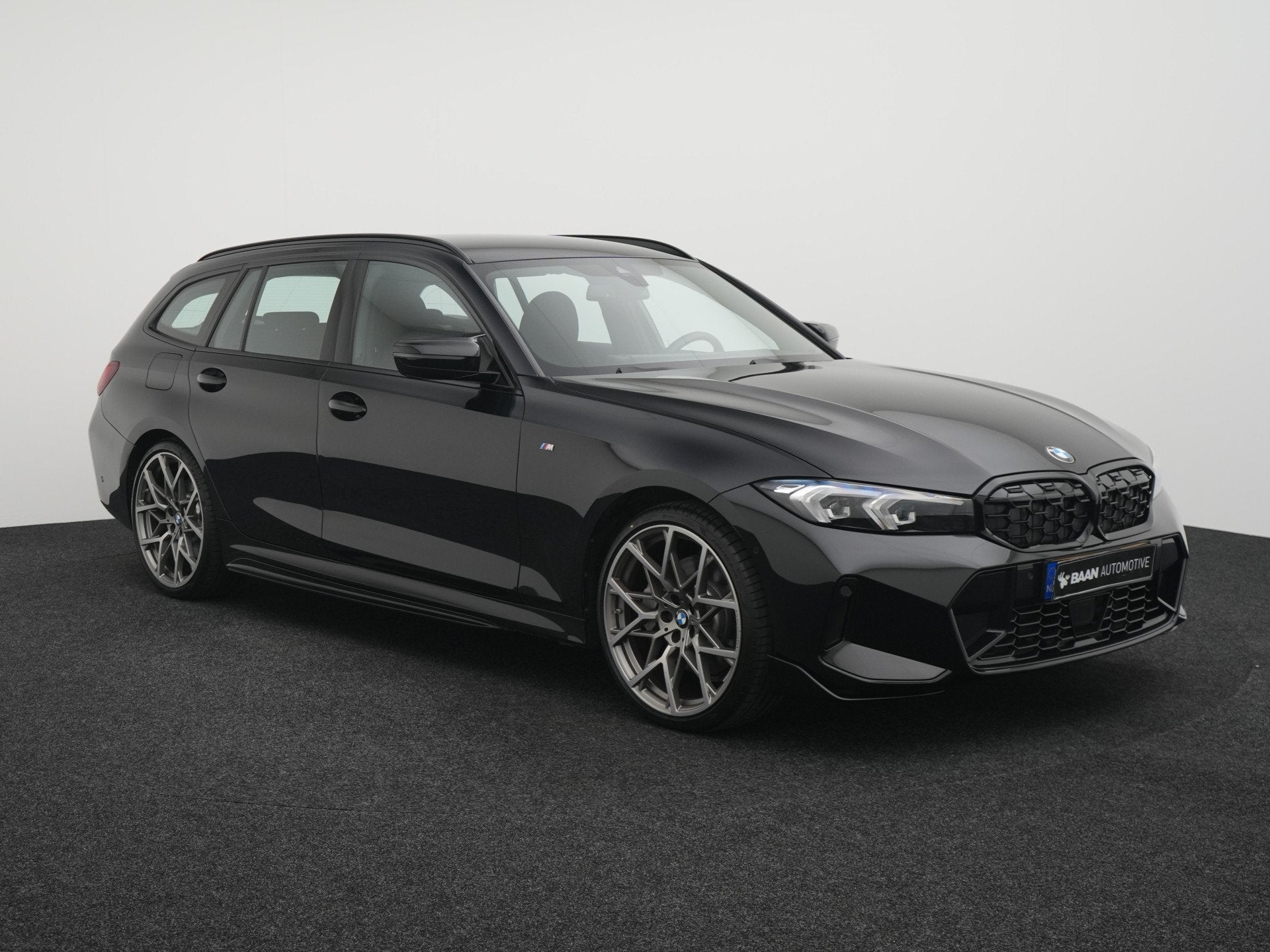 Foto 2 van BMW 3 Serie Touring 330i xDrive M-Sport | M-Performance Pack