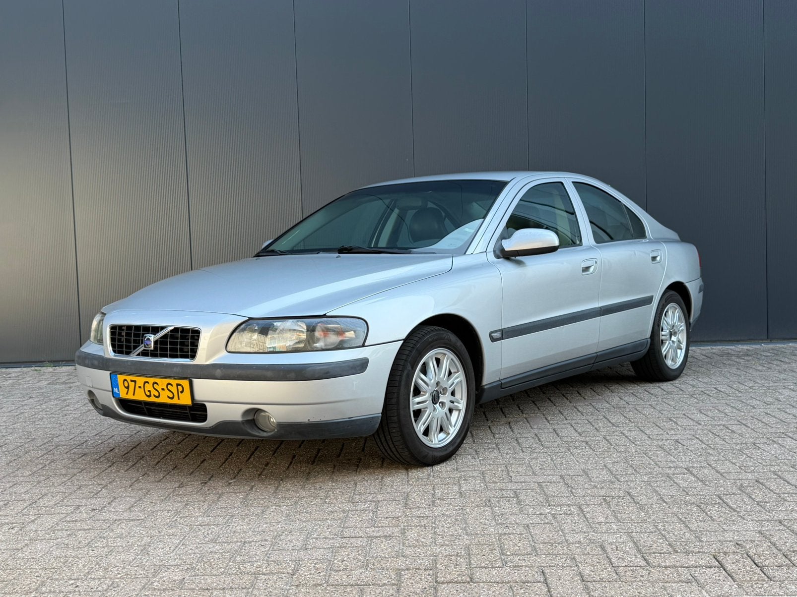 Volvo S60 2.4 140PK 2001 Grijs Nieuwe Apk Airco Cruis-Contro, Auto's, Volvo, Voorwielaandrijving, Zwart, 4 cilinders, Origineel Nederlands