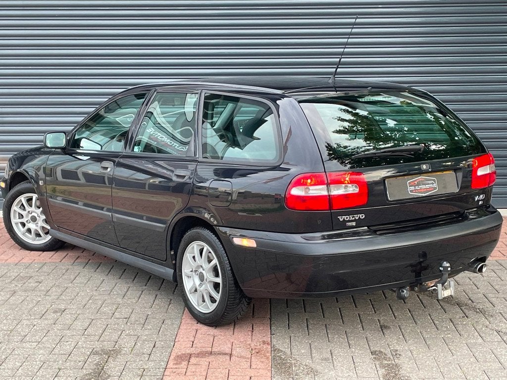 Volvo V40 1.8 Europa Cruise | Airco | Navi | Stoelverw, Voorwielaandrijving, Gebruikt, Zwart, 4 cilinders