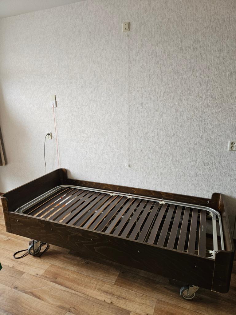 Hoog-laag bed - Elektrisch verstelbaar eenpersoons bed, 90 cm, Eenpersoons, Bruin, Ophalen of Verzenden