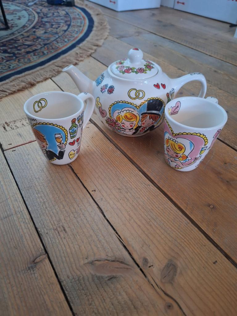 Theepot en twee mokken 'Just Married' - Zo goed als nieuw, Ophalen, Keramiek, Zo goed als nieuw, Overige stijlen