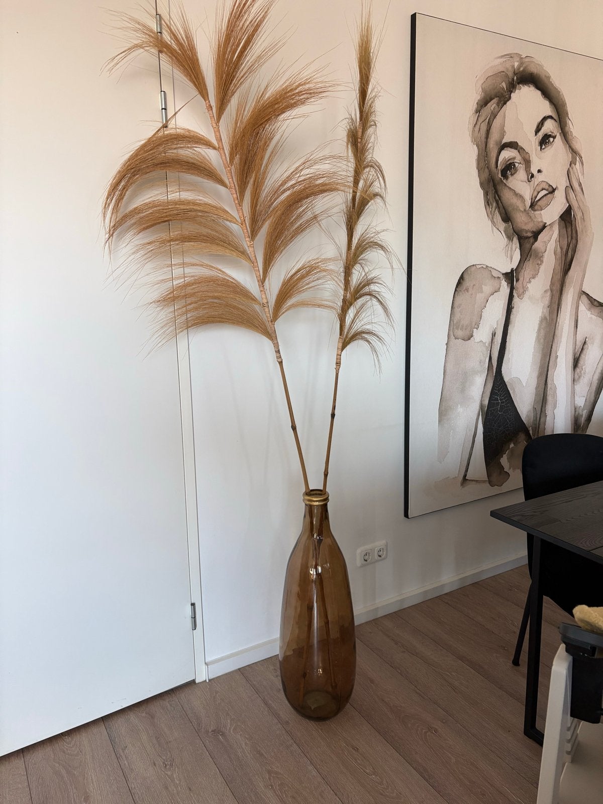Grote glazen vaas met decoratieve pluimen, Ophalen, Bruin, Inclusief decoratie, Glas