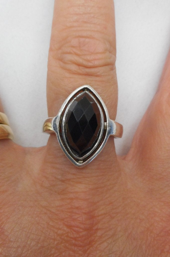 Zilveren ring met zwarte steen maat 18.75 nr.528