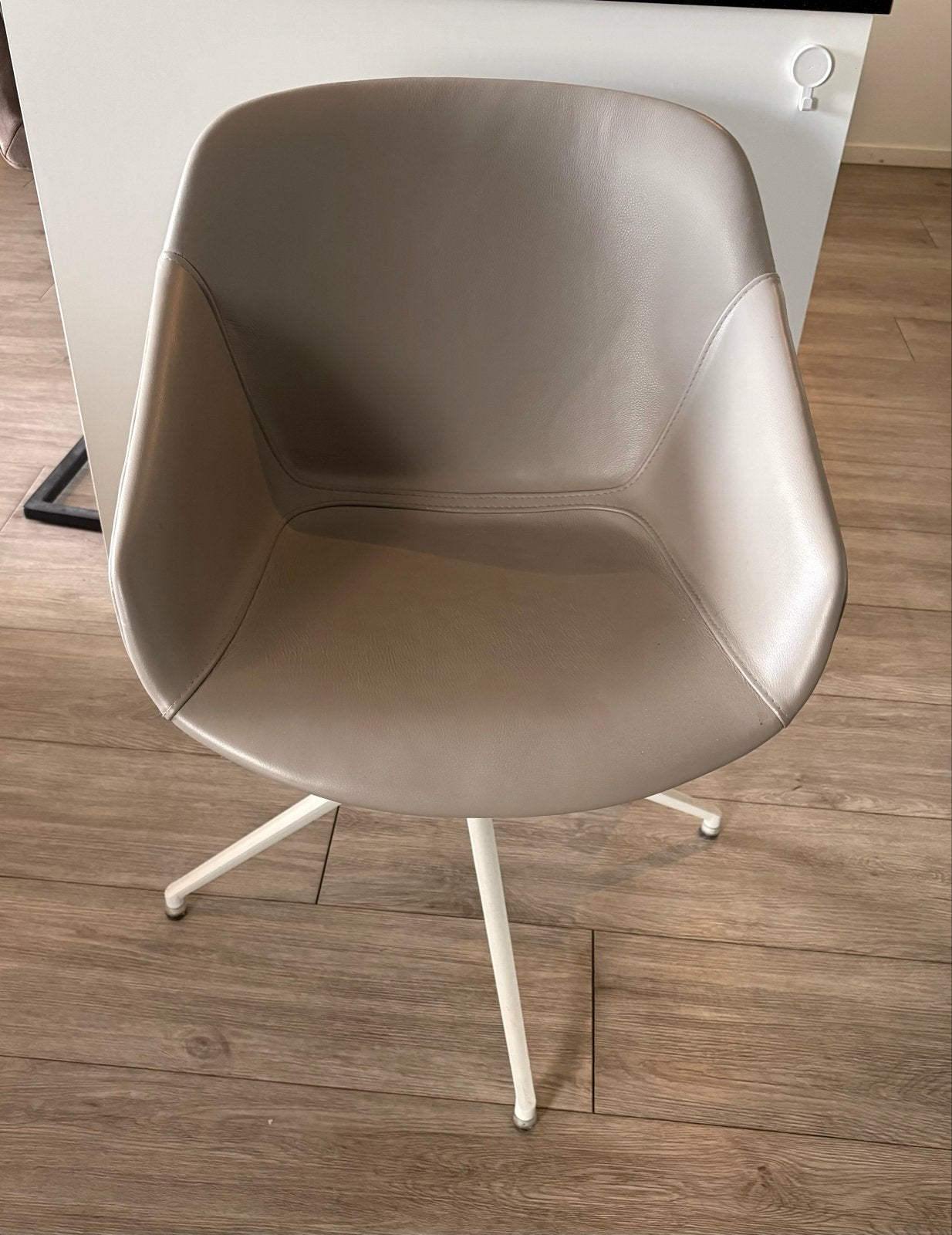 Boconcept draaibare stoel - taupe leer, matwit onderstel, Ophalen, Leer, Zo goed als nieuw, Vier