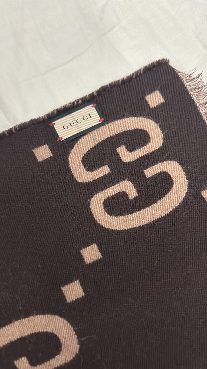 Gucci GG Jacquard Sjaal Bruin - Zo goed als nieuw, Kleding | Dames, Ophalen of Verzenden, Zo goed als nieuw, Sjaal