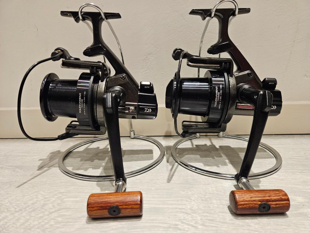 2 Daiwa Whisker Tournament TS5000BE SS3000, Watersport en Boten, Hengelsport | Karpervissen, Ophalen of Verzenden, Zo goed als nieuw