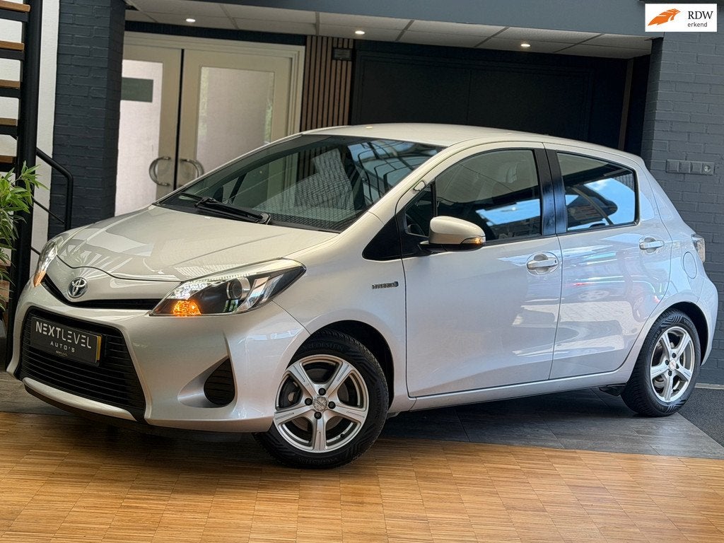 Toyota Yaris 1.5 Full Hybrid Aspiration NL Auto Camera Deale, Auto's, Euro 5, Gebruikt, Zwart, 49 €/maand