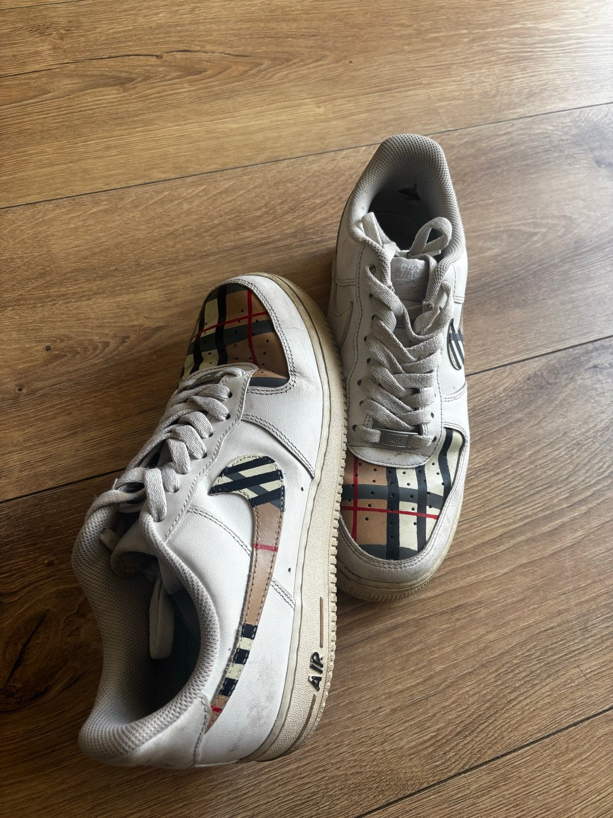Nike Air Force 1 - Maat 44 - Custom Burberry Look, Kleding | Heren, Schoenen, Ophalen of Verzenden, Gedragen, Wit, Sneakers of Gympen