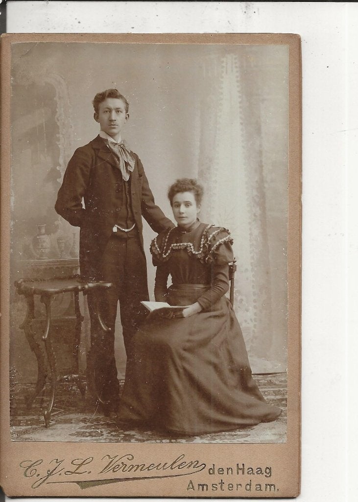 Den Haag Jong paar met horlogeketting en boek Kabinetsfoto, Ophalen of Verzenden, Voor 1920, Ongelopen, Zuid-Holland