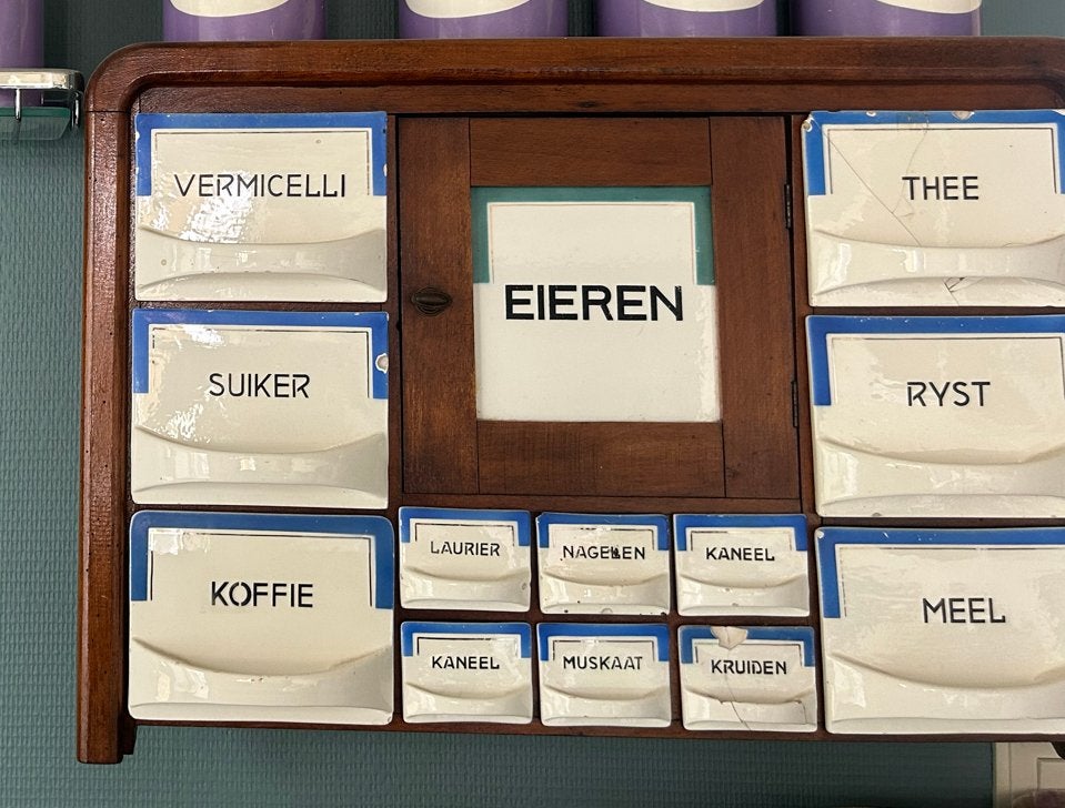 Antieke kruidenkast met porseleinen lades - keukenhulpjes, Ophalen
