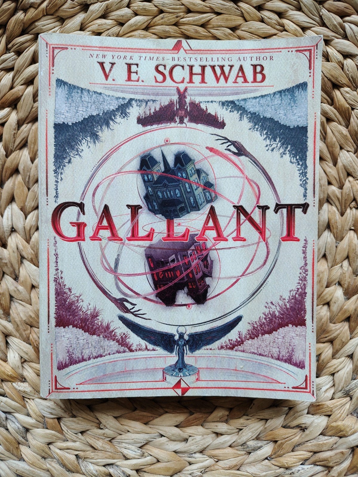 V.E. Schwab - Gallant, Ophalen of Verzenden, Zo goed als nieuw