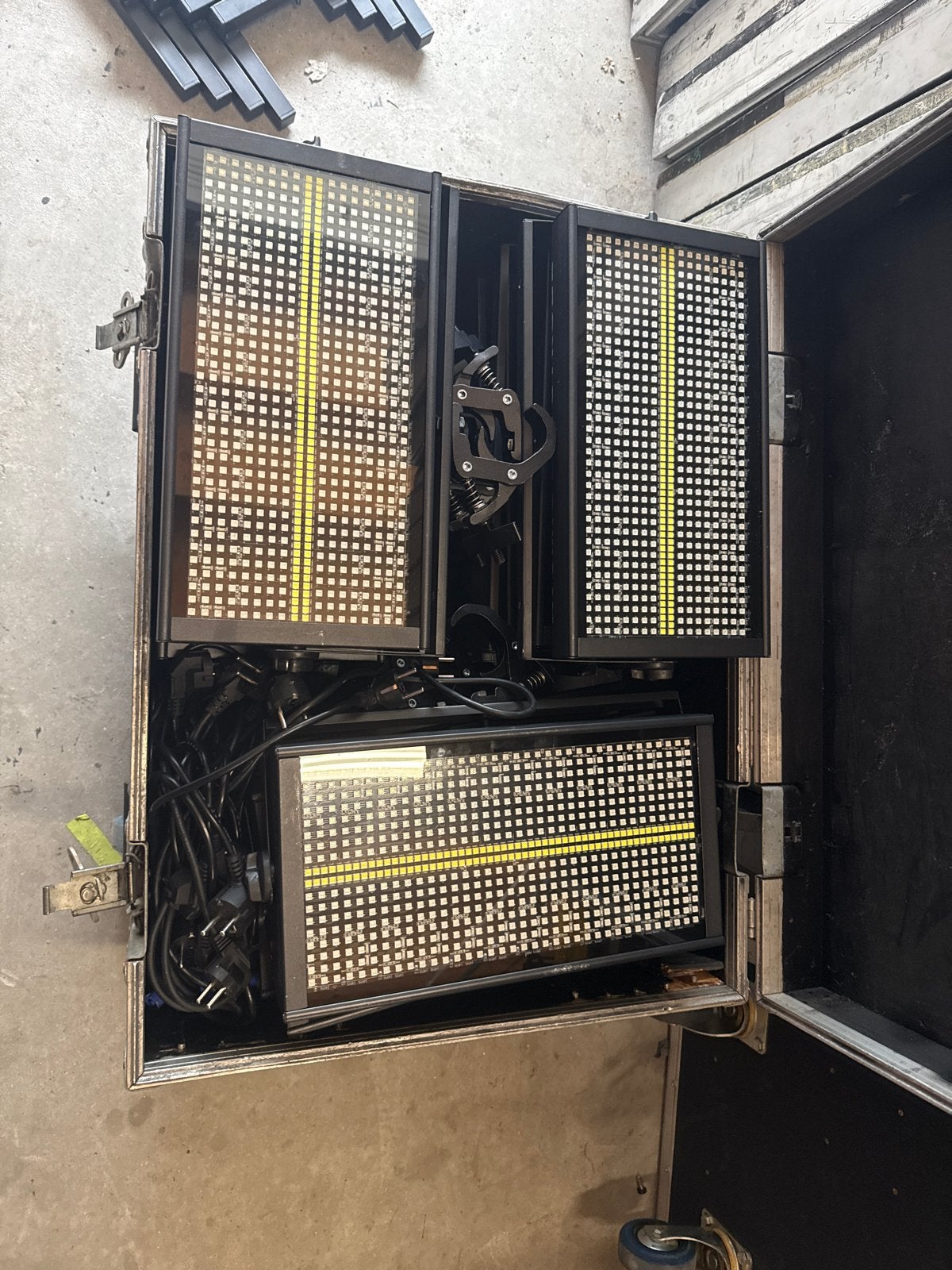 12 LED Strobes in flight case met Accessoires, Muziek en Instrumenten, Ophalen, Gebruikt
